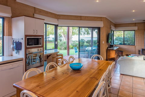 Whalers Cove Villas - Accommodation Brisbane 3