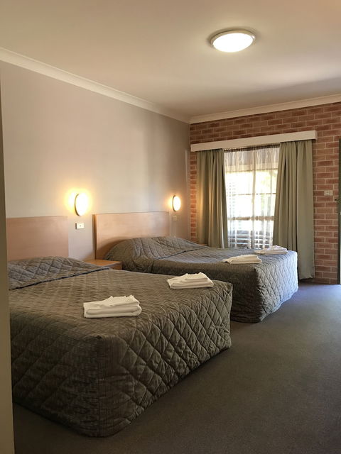 Country Gardens Motor Inn - Accommodation Brisbane 2