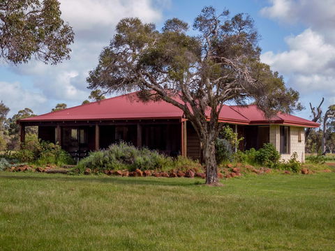 Dunsborough Rail Carriages & Farm Cottages - Accommodation Brisbane 2