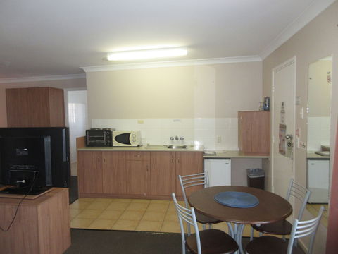 Riviera On Ruthven Motel - Accommodation Brisbane 5