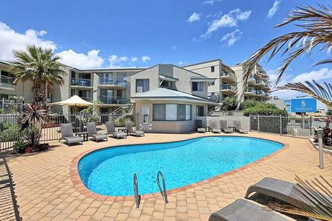 Scarborough Beach Front Resort Shell 4 - Accommodation Brisbane 2