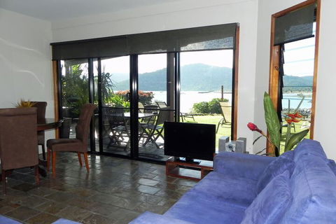 Airlie Waterfront Bed & Breakfast - Accommodation Brisbane 2