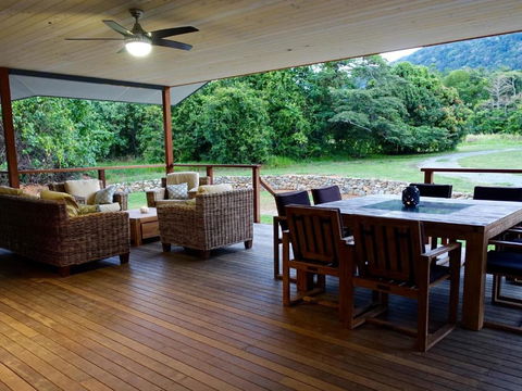Coconut Beach House - Accommodation Brisbane 1