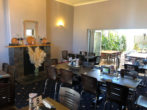 Harts Takeaway/Junction Hotel Peterborough - Accommodation Brisbane 2