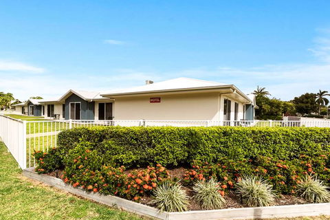 Econo Lodge Beachside - Accommodation Brisbane 1