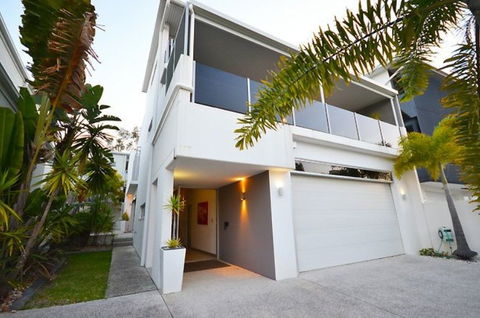 Alex Beach House - Accommodation Brisbane 0