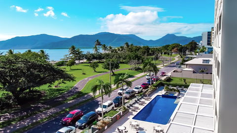 Holiday Inn Cairns Harbourside - Accommodation Brisbane 1