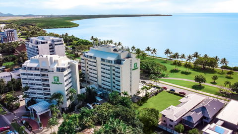 Holiday Inn Cairns Harbourside - Accommodation Brisbane 2