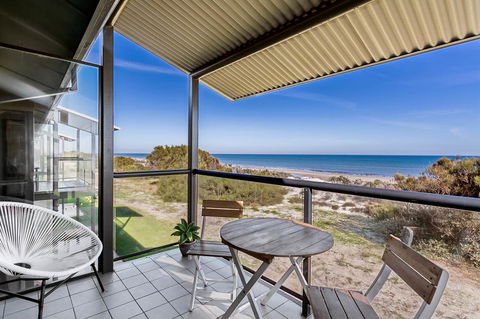 Blissful Beachfront Beachouse - Accommodation Brisbane 4