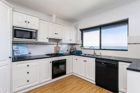 Blissful Beachfront Beachouse - Accommodation Brisbane 8