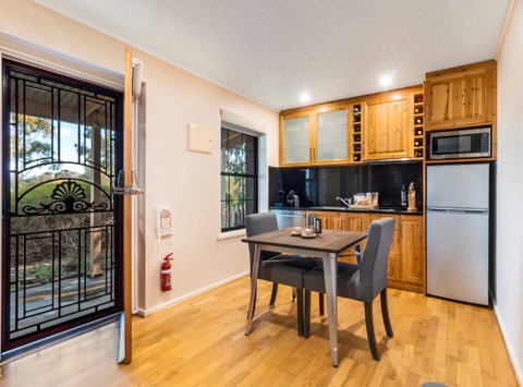 Stonewell Cottages And Vineyards - Accommodation Brisbane 12