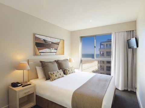 Oaks Glenelg Plaza Pier Suites - Accommodation Brisbane 2
