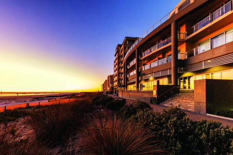 Oaks Glenelg Plaza Pier Suites - Accommodation Brisbane 0