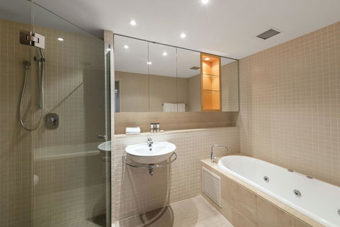 Oaks Glenelg Plaza Pier Suites - Accommodation Brisbane 3