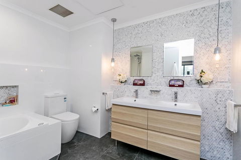 Heart Of Glenelg BnB - Accommodation Brisbane 3