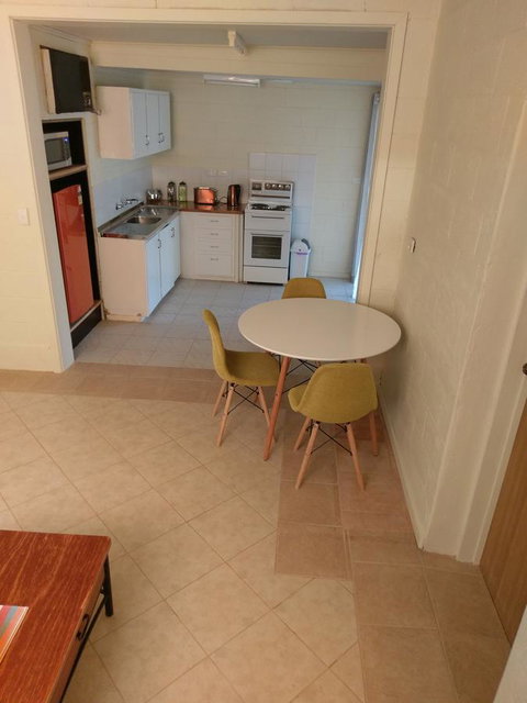 Desert Gum Retreat Gough St - Accommodation Brisbane 16