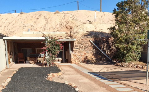 Desert Gum Retreat Gough St - Accommodation Brisbane 7