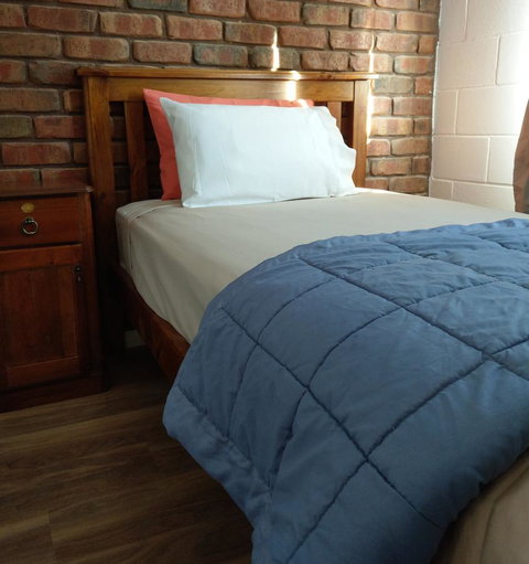 Desert Gum Retreat Gough St - Accommodation Brisbane 11