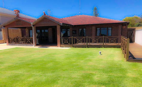 The Compass Beach House - Accommodation Brisbane 6