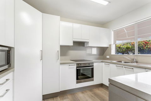 Laman Lodge, Unit 2, 15 Laman Street - Accommodation Brisbane 7