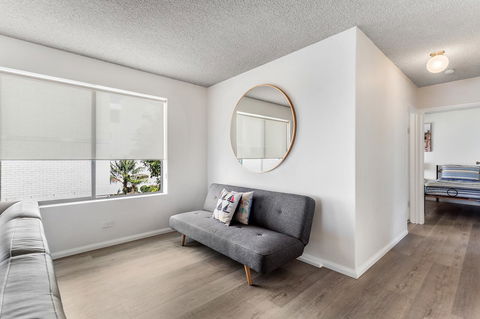 Laman Lodge, Unit 2, 15 Laman Street - Accommodation Brisbane 4