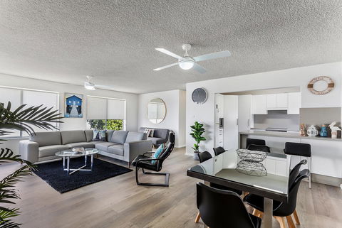 Laman Lodge, Unit 2, 15 Laman Street - Accommodation Brisbane 2