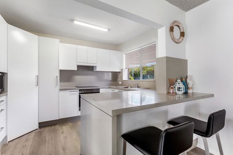 Laman Lodge, Unit 2, 15 Laman Street - Accommodation Brisbane 6