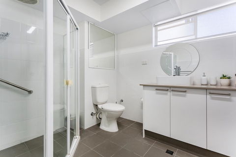 Laman Lodge, Unit 2, 15 Laman Street - Accommodation Brisbane 11