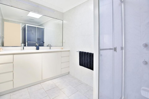 Neptune I Absolute Beachfront I Stunning Views - Accommodation Brisbane 20