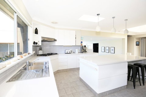 Neptune I Absolute Beachfront I Stunning Views - Accommodation Brisbane 8