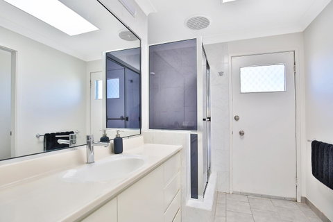 Neptune I Absolute Beachfront I Stunning Views - Accommodation Brisbane 19