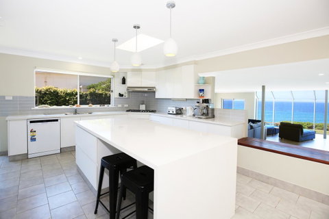 Neptune I Absolute Beachfront I Stunning Views - Accommodation Brisbane 10