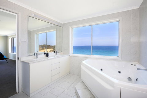 Neptune I Absolute Beachfront I Stunning Views - Accommodation Brisbane 18