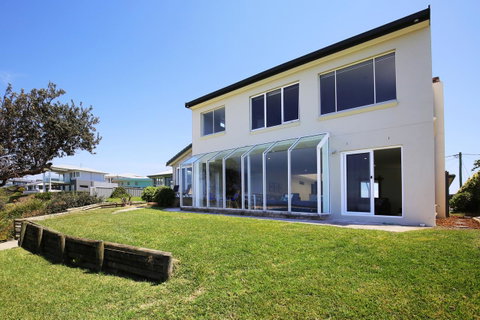 Neptune I Absolute Beachfront I Stunning Views - Accommodation Brisbane 26