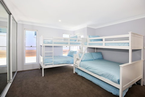 Neptune I Absolute Beachfront I Stunning Views - Accommodation Brisbane 17