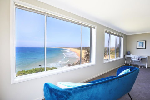 Neptune I Absolute Beachfront I Stunning Views - Accommodation Brisbane 13