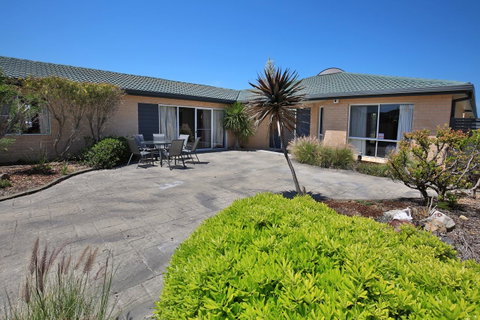 Neptune I Absolute Beachfront I Stunning Views - Accommodation Brisbane 30