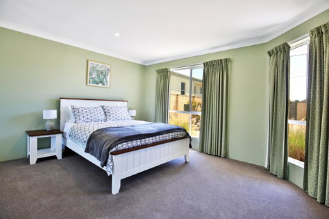 Neptune I Absolute Beachfront I Stunning Views - Accommodation Brisbane 15