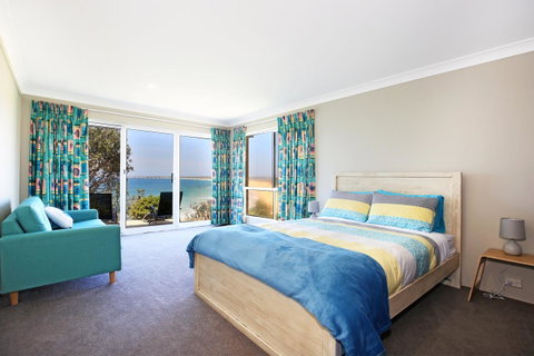 Neptune I Absolute Beachfront I Stunning Views - Accommodation Brisbane 16