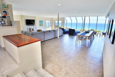 Neptune I Absolute Beachfront I Stunning Views - Accommodation Brisbane 2