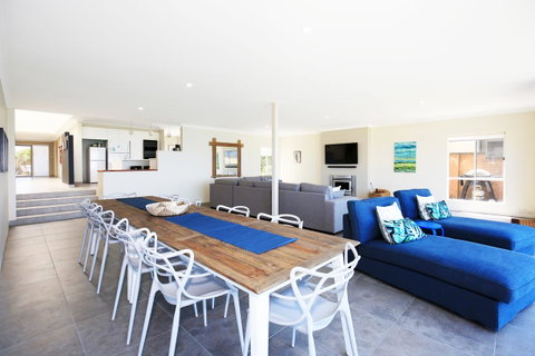 Neptune I Absolute Beachfront I Stunning Views - Accommodation Brisbane 5