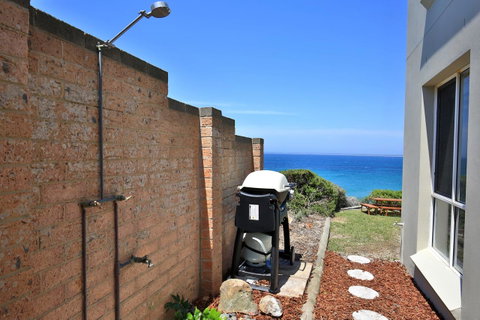Neptune I Absolute Beachfront I Stunning Views - Accommodation Brisbane 27