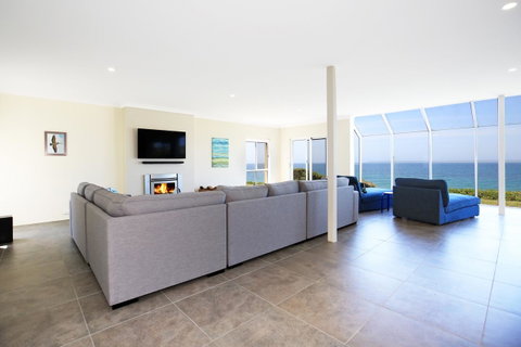 Neptune I Absolute Beachfront I Stunning Views - Accommodation Brisbane 3