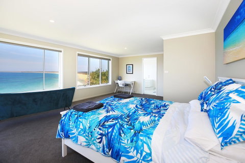 Neptune I Absolute Beachfront I Stunning Views - Accommodation Brisbane 11
