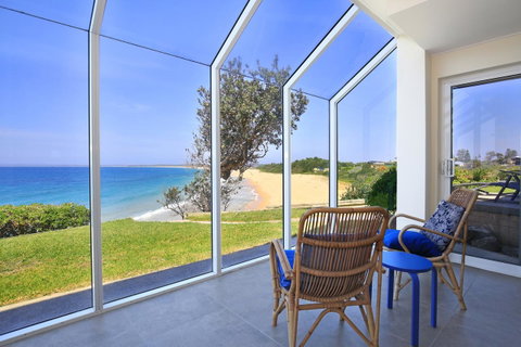 Neptune I Absolute Beachfront I Stunning Views - Accommodation Brisbane 4