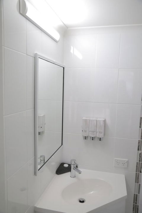 Sapphire Waters Motor Inn - Accommodation Brisbane 11