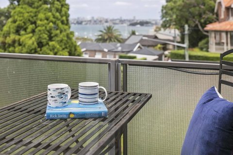 Summery, Spacious 4 Bed Home In Kurraba Point - Accommodation Brisbane 14