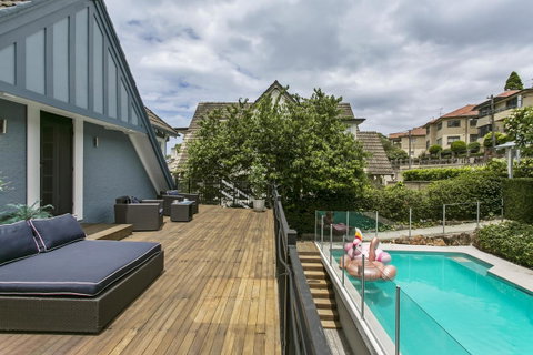 Summery, Spacious 4 Bed Home In Kurraba Point - Accommodation Brisbane 3