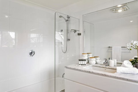 Summery, Spacious 4 Bed Home In Kurraba Point - Accommodation Brisbane 8