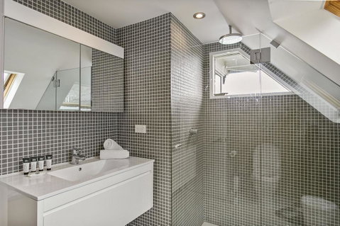 Summery, Spacious 4 Bed Home In Kurraba Point - Accommodation Brisbane 9